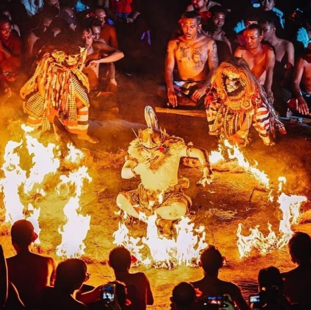 tari kecak uluwatu (instagram.com/uluwatu_kecakdance)